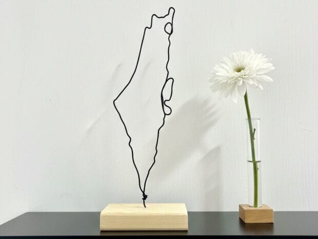 פסל חוט ברזל בצורת מפת ישראל על בסיס עץ בעבודת איריס בראונשטיין