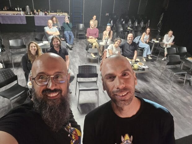אסף פנחס ולירון יצחק מצטלמים בסלפי עם קהל המשתתפים היושב מאחוריהם