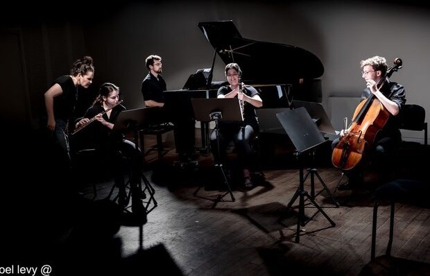 אילה אשרוב בחזרה עם נגנים